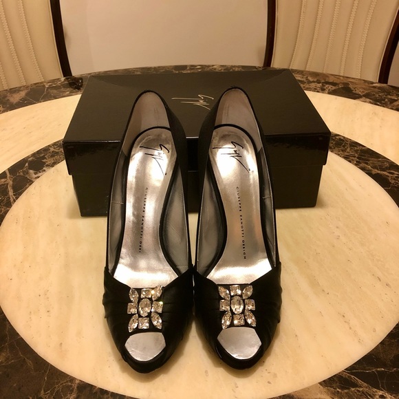 GIUSEPPE ZANOTTI Crystal Embellishments Pumps 8.5